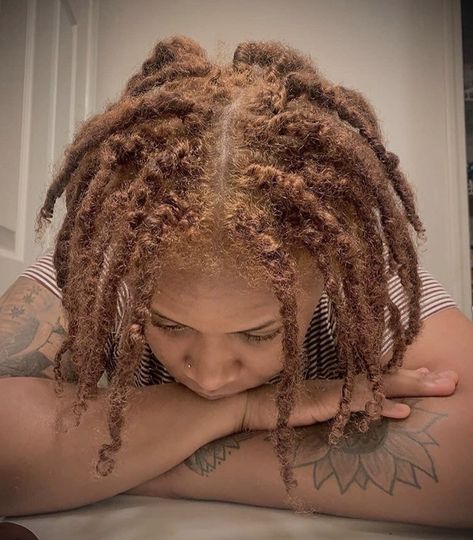 Short locs color, style & inspiration 🤎🤎 Short Locs With Color, Light Brown Locs Black Women, Locs Color, Twist Locs, Hair Like Wool, Natural Locs, Short Locs, Natural Hair Cuts, Beautiful Dreadlocks