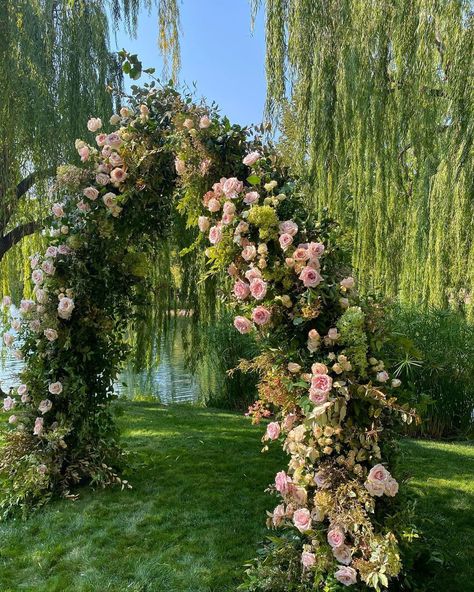 Wedding Inspo Floral, Dreamy Spring Wedding, Parisian Inspired Wedding, Flower Field Wedding Ceremony, Wedding In Flower Field, Fairy Garden Wedding Ideas, Bridgerton Wedding Aesthetic, Wedding Flower Theme, Flower Field Wedding