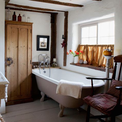 Vintage country bathroom with exposed wooden beams, white roll-top bath and white wooden floor Country Style Bathrooms, Country Bathroom Decor, Tudor Cottage, Primitive Bathrooms, French Country Bathroom, Rustic Bathroom Designs, Cottage Bathroom, Bad Inspiration, Country Bathroom