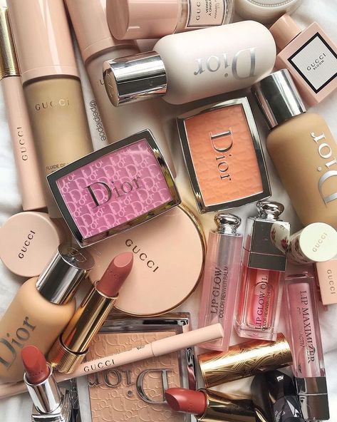 𝓜. on Twitter: "Dior makeup is so aesthetically pleasing.💗… " Boho Makeup, Luxury Cosmetics, Emo Makeup, Makeup Aesthetic, Dior Makeup, Foto Baby, Trendy Makeup, Vintage Makeup, Luxury Makeup