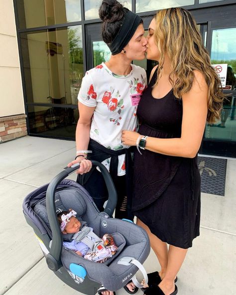 Lesbian Family Photos, I Want A Family, Couple With Baby, Family Photos With Baby, Dream Family, Girlfriend Goals, Lgbt Love, Family Mom, Life Plan