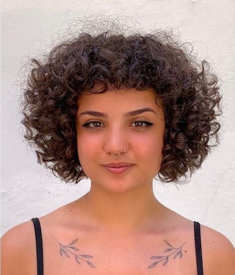 Jaw Length Curly Bob with Bangs Bob For Square Face, Short Haircuts For Square Faces, Short Hairstyles For Square Faces, Curly Bob With Bangs, Short Graduated Bob, Haircuts For Square Faces, Hairstyles For Square Faces, Inverted Bob Short, Haircut For Square Face