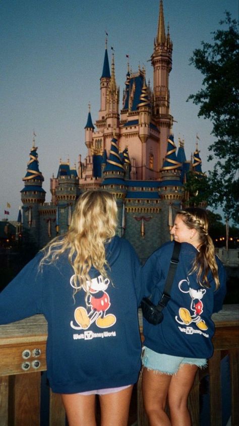 Disneyland Aesthetic Instagram, Disney Poses, Disney Trip Outfits, Disney Inspiration, Disney Fits, Photos Bff, Disneyland Photos, Cute Disney Outfits, Disney Photo Ideas