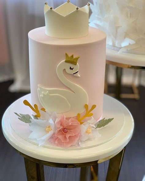 Jan 7, 2020 - Tanya Bakes .... auf Instagram: „Helena’s swan princess themed first birthday party today. #swanprincess #swanprincesscake #swanprincessparty #firstbirthdayparty…“ Princess Themed First Birthday, Princess Themed Birthday Party, Swan Birthday, Swan Party, 18th Birthday Party Themes, 1st Birthday Girl Decorations, Boho Birthday Party, Princess Theme Birthday Party, Themed First Birthday