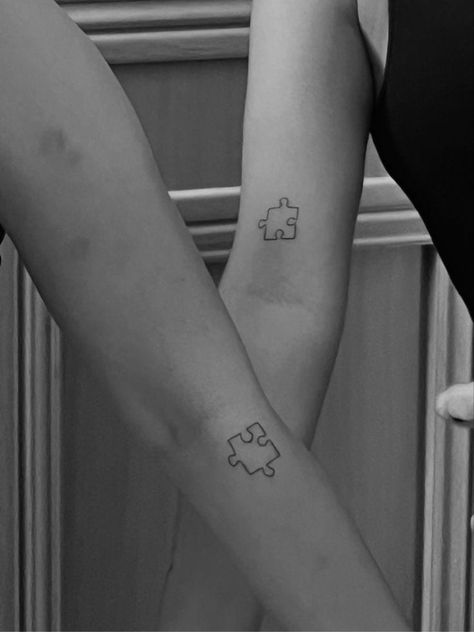 36 Mother Daughter Matching Tattoos- A Mother's Love, Etched in Ink - Ada Jennifer Matching Tattoos Puzzle Pieces, Tattoo With Bff, Small Tattoo For Sisters, Dainty Puzzle Piece Tattoo, Puzzle Matching Tattoos, Bff Small Tattoos, Tattoo For Friends Matching, Puzzle Tattoo Design, Tattoo Puzzle Piece