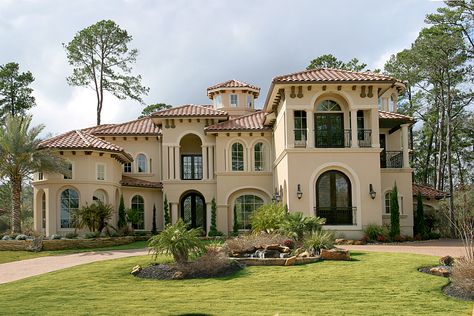 Gorgeous home in the Houston area by Tipler. Tuscan House Exterior 2000s, Rich Mexican House, Hacienda House Exterior, Mexico House Mexican Style, Tuscan House Exterior, Mexican House Exterior, Villa House Design, Spanish Villa Home, Spanish Style Home Exterior