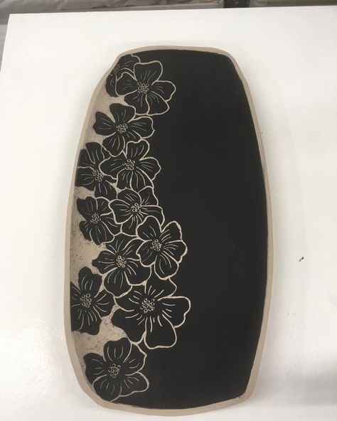 Scrafitto Plates, Pottery Sgraffito Ideas, Simple Sgraffito Designs, Sgraffito Jewelry, Pottery Scraffito Ideas, Scrafito Designs, Flower Sgraffito, Sgraffito Designs Easy, Scrafito Ceramics