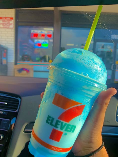 Smoothie Drink Recipes, Diy Drinks, Junk Food Snacks, Kushina Uzumaki, 7 Eleven, Pretty Drinks, Food Drinks Dessert, Frozen Drinks, Blue Raspberry