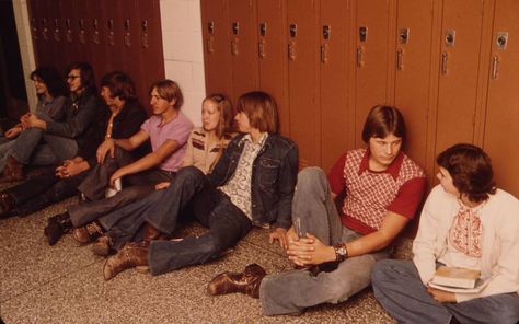 Aesthetic High School, 1970s Aesthetic, 70’s Aesthetic, 70s Photos, Freaks And Geeks, High School Reunion, 70s Aesthetic, School Reunion, 80s Aesthetic