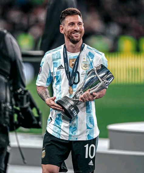 Messi Finalissima 2022 Lio Messi, Football Trophies, Messi Vs, Messi Photos, Lionel Andrés Messi, Cristiano Ronaldo Lionel Messi, Leonel Messi, Messi Argentina, Travel Pictures Poses