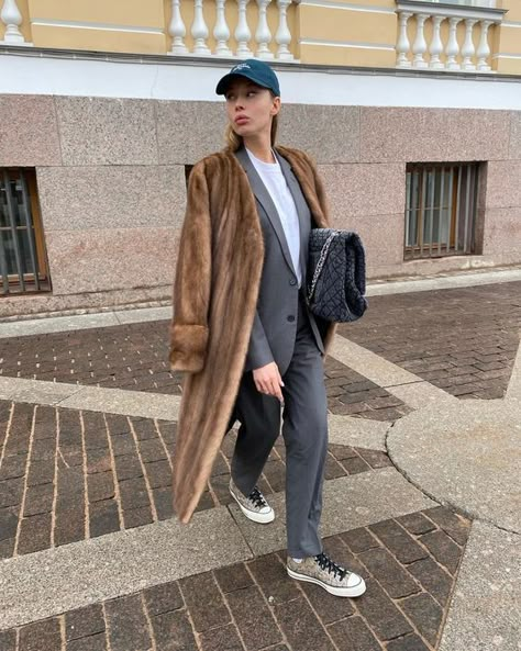 Fur Jacket Outfit Casual, Mink Coats Outfit, Brown Fur Coat Outfit, Fur Coat Street Style, Fur Coat Outfits, Vintage Fur Jacket, Fur Jacket Outfit, Brown Fur Coat, Fur Outfit