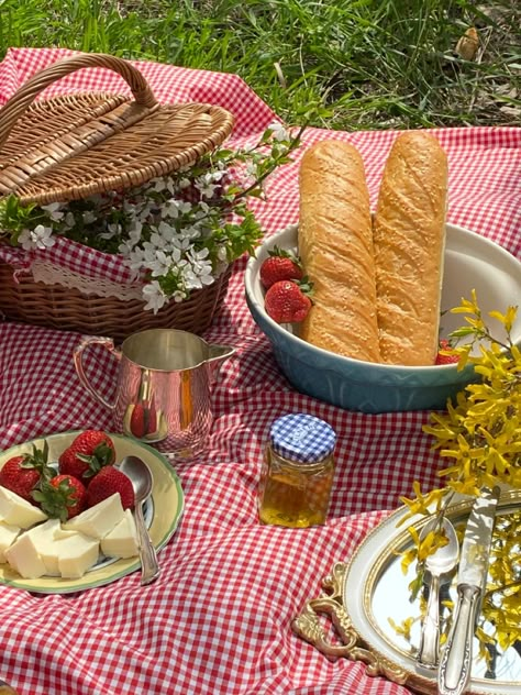 Summer Paintings, Picnic Date Food, August Holidays, Romantic Life, Breakfast Board, Picnic Aesthetic, Picnic Inspiration, Picnic Ideas, Romantic Picnics