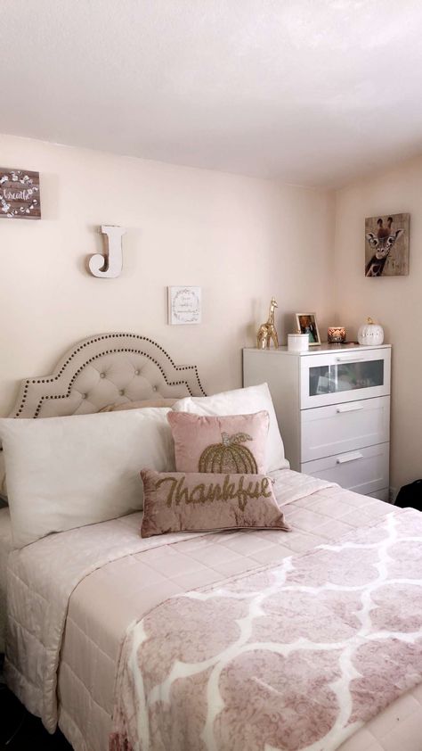 Bedroom Ideas For 25 Year Old Women, Girly Small Bedroom, Small Bedroom For Women, Womans Bedroom, Bedroom For Women, Baddie Room, Women In Their 20s, Bedroom Decor For Women, Mtv Cribs