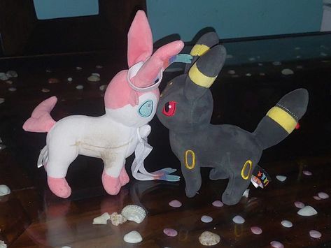 Sylveon And Umbreon Matching Pfps, Umbreon X Sylveon, Umbreon Pfp, Umbreon And Sylveon, Sylveon And Umbreon, Sylveon X Umbreon, Umbreon Sylveon, Sylveon Umbreon, Toy Aesthetic