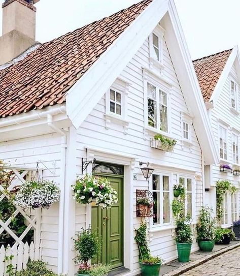 Nordic Cottage, Weatherboard House, Cute Cottage, Dream Cottage, Doors And Windows, Cute House, Little Cottage, Farmhouse Homes, Dream House Exterior