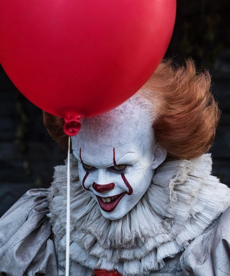 You Need To See Pennywise Photobombing This Couple's Engagement Photos #refinery29 https://www.refinery29.com/en-us/2017/10/177668/pennywise-engagement-photos Clown Film, Halloween Movies To Watch, Hotel Transylvania 2, It Pennywise, Gothic Artwork, Tim Curry, Pennywise The Dancing Clown, Best Horror Movies, Hotel Transylvania