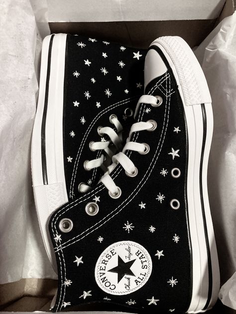 High Top Shoes Outfit, Zapatillas All Star, Converse Noir, Shoes Outfit Ideas, Cute Converse Shoes, Mode Converse, Converse Aesthetic, Cute Converse, Embroidered Converse