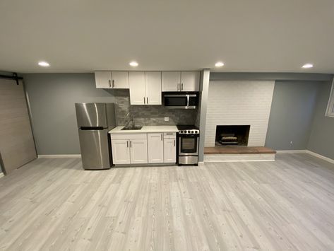 Basement Kitchenette With Stove, Mini Basement Kitchen, Simple Basement Bedroom, Bathroom Ideas Basement, Small Basement Kitchen Remodel, Small Basement Kitchen Ideas Layout, Small Finished Basements Low Ceilings, Tiny Basement Kitchen Ideas, Basement Apartment Kitchen Ideas