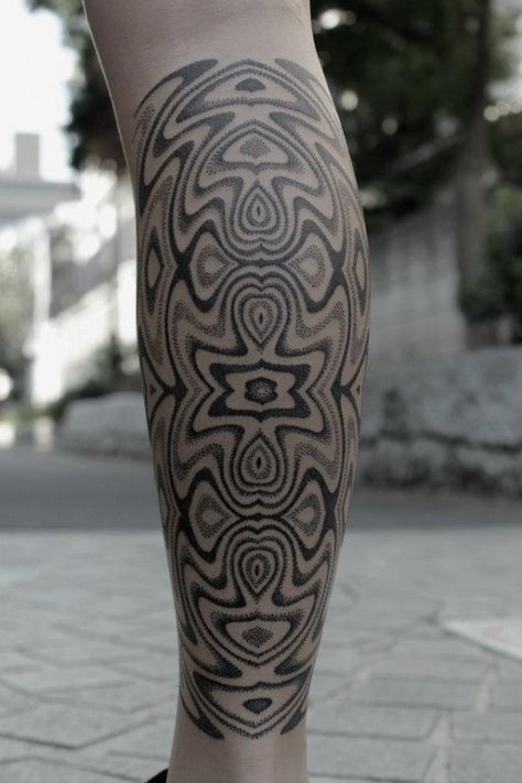 Best Tattoo Kenji Alucky Stippling Tattoos images on Designspiration Fractal Tattoo, Geometric Tattoo Leg, Stippling Tattoo, Tatuaje Trash Polka, Japanese Tattoo Artist, Optical Illusion Tattoo, Kunst Tattoos, Muster Tattoos, Art Fractal