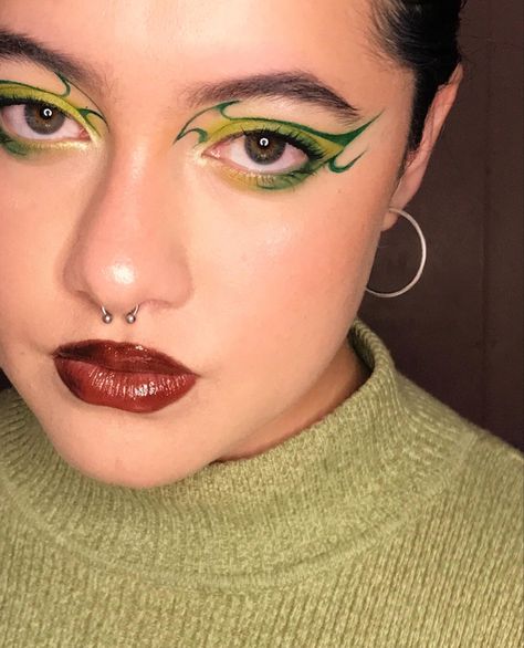 IG: @ c.nstnzx #graphicmakeup #eyeliner #green #instagram #aesthetic Green Graphic Eyeliner, Green Instagram, Green Eyeliner, Graphic Eyeliner, Instagram Aesthetic, Eyeliner, Makeup Looks, Makeup, Green