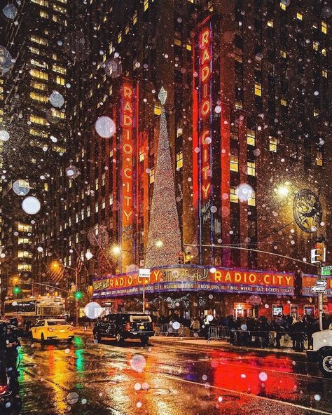 Nyc Christmas Aesthetic, Christmas In New York City Aesthetic, Christmas In New York Aesthetic, New York Christmas Aesthetic, Christmas Nyc, New York City Christmas, City Christmas, New York City Aesthetic, New York Wallpaper