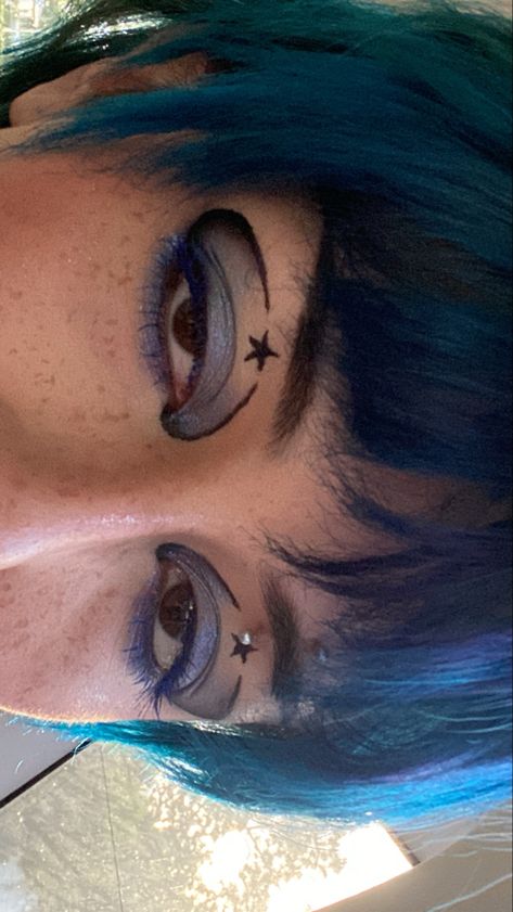 Space Makeup Looks Easy, Cool Eyeliner Makeup, Graphic Eyeliner Star, Makeup With Blue Hair, Cool Makeup Looks Creative Eyeliner, Alt Blue Makeup, Simple Space Makeup, Green Star Makeup, Creative Eye Makeup Hooded Eyes