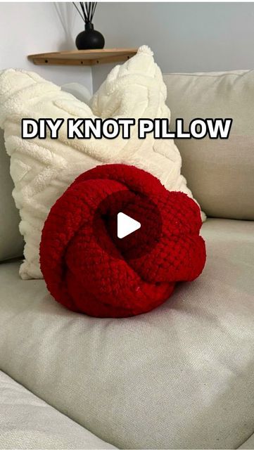 Sicre’Art on Instagram: "Turn your old blanket into cute knot pillow❤️ Comment « tuto » if you would like a tutorial 😍  Save it for later and don’t forget to share it to someone who need to see.  I couldn’t not try this hack from @peri_azizov  . . . . . . #blanket #blankets #winter #handmade #cozy #diy #howto  #tutorial #homedecor" How To Roll A Blanket Into A Pillow, Not Pillow, How To Make A Knot Pillow, Knot Blanket Diy, Knot Pillow Diy Tutorials, Diy Knot Pillow, Knot Pillow Diy, Christmas Pillows Diy, Knot Blanket