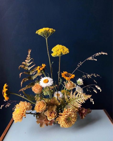 Sunflower Wedding Arrangements, Fall Sunflower Weddings, Flower Workshop, Sunflower Arrangements, Flora Design, Ikebana Flower Arrangement, Flower School, Wedding Floral Centerpieces, Fall Photo