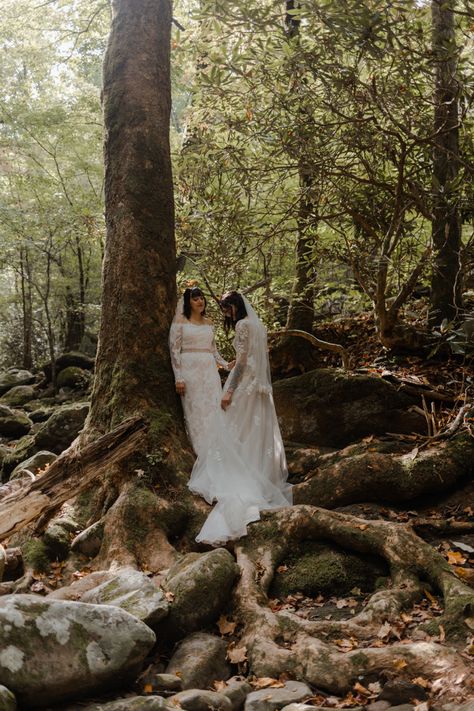 Lesbian Fairytale Wedding, Lesbian Forest Elopement, Outdoor Lesbian Wedding, Cottagecore Lesbian Wedding, Pagan Marriage, Wlw Elopement, Wlw Wedding Aesthetic, Sapphic Wedding, Raven Aesthetic