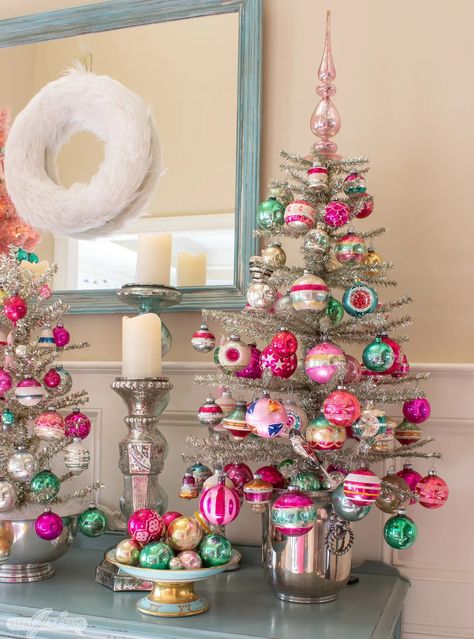 Vintage Christmas Trees Decorated, Ceramic Christmas Tree Display, Silver Tree Decorating Ideas, Pink Christmas Tablescapes, Silver Christmas Tree Ideas, Vintage Silver Christmas Tree, Vintage Pastel Christmas, Snowman Themed Christmas, Jewel Christmas Tree