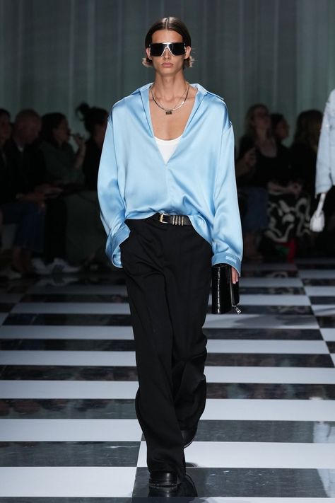 Versace Spring Summer 2024 Fashion Show Versace Outfits Men, Versace Runway, Versace Spring, Vogue Men, Menswear Runway, Outfit Grid, Versace Outfit, Donatella Versace, Spring Summer 2024