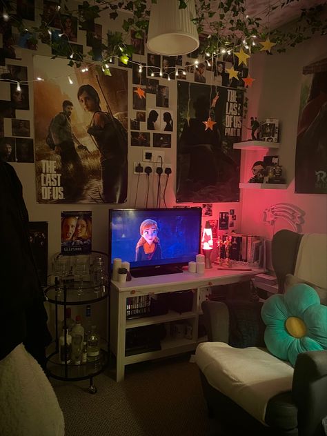 The Last Of Us Inspired Bedroom, Maximalist Bedroom Alt, Last Of Us Room Decor, Room With A Lot Of Posters, The Last Of Us Bedroom, Tlou Room Decor, The Last Of Us Room Ideas, The Last Of Us Room Decor, Room Full Of Posters