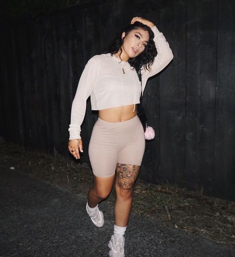 Yeezy 500 High Outfit, Ozweego Street Style, Ozweego Outfit Women, Winter Blanco, Yeezy Fashion, Yeezy Outfit, Minimalist Street Style, Yeezy 500, Chill Vibes