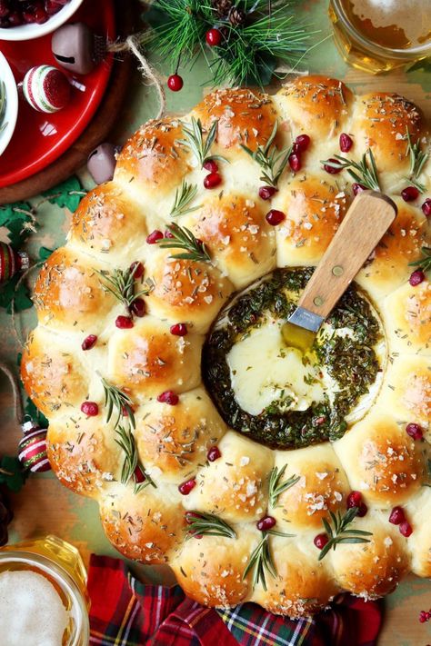 Baked Brie and Bread Wreath - The Candid Appetite Bread Wreath, Christmas Food Dinner, Holiday Foods, Baked Brie, Christmas Brunch, Xmas Food, Christmas Party Food, Christmas Snacks, Christmas Cooking