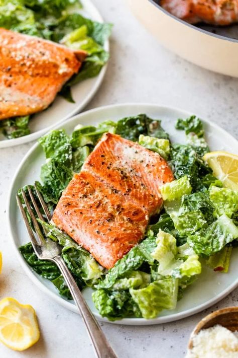 Salmon Caesar Salad, Caesar Recipe, Caesar Salad Dressing Recipe, Salmon Marinade, Salmon Salad Recipes, Classic Caesar Salad, Resep Salad, Caesar Salad Recipe, Grape Salad