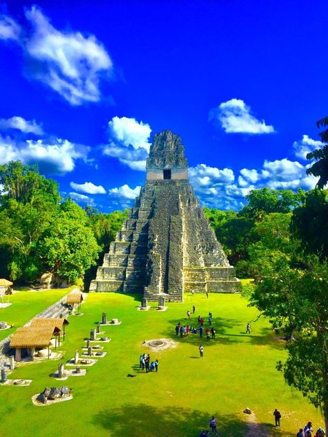 Tikal (o Tik'al, de acuerdo con la ortografía maya moderna) es uno de los mayores yacimientos arqueológicos y centros urbanos de la civilización maya precolombina, junto con Calakmul, Chichén Itzá y Palenque. ​ Según los glifos encontrados en el yacimiento, su nombre maya habría sido Yax Mutul. Tikal, Chichen Itza, Guatemala, Golf Courses, Vision Board, Travel, Quick Saves, Art