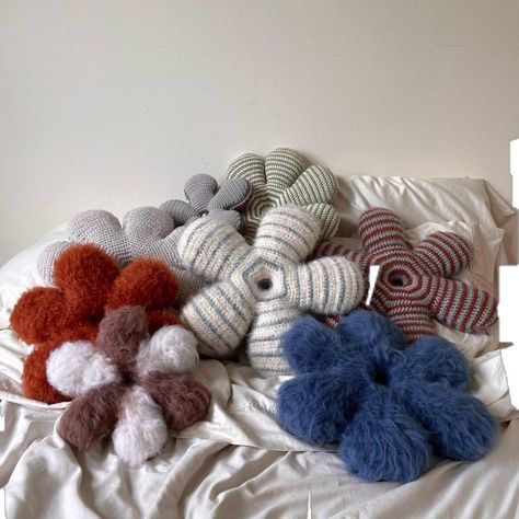 Knitted Home Decor, Knit Home Decor, Knit Decor, Crochet Design Pattern, Yarn Projects, Crochet Home, Knitting Inspiration, Crochet Fashion, Crafts To Do