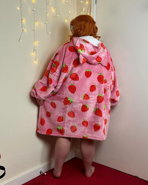 🍓💕🍓💕🍓💕 this comfy hoodie blanket from @threepoodle.official is sooo cosy and warm, perfect for the autumn and winter months 🥰🍂❄️ remember to use my coupon code ‘ABIDRINKELL’ to get yourself 10% off your order 🫶 #plussize #plussizefashion #plussizeclothing #plussizequeen #plussizestyle #plussizeconfidence #loungewear #nightwear #autumnfashion #autumnvibes #fallfashion #hoodieblanket #strawberry #strawberryprint #bodypositivity #bodypositive #bodyconfidence #THREEPOODLE #THREEPOODLECozy Strawberry Pajamas Aesthetic, Long Soft Robe Fruit, Blanket Hoodie Strawberry, Oodie Wearable Blanket Pink, Pink Fluffy Bathrobe, Hoodie Blanket, Body Confidence, Strawberry Print, Comfy Hoodies