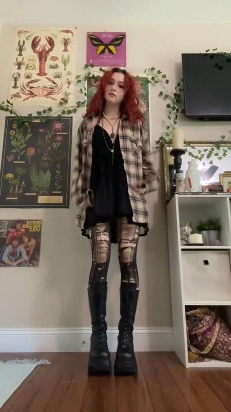 Loose Grunge Outfit, Styling Flannels, How To Style Flannel, Outfit With Flannel, 90s Fashion Women 1990s, Grunge Alternative Fashion, Long Sleeve Dress Outfit, Cute Flannel Outfits, Grunge Outfits Fall