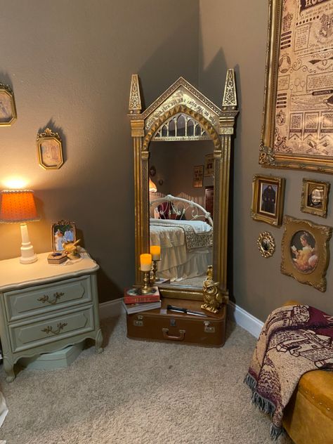 Chic Harry Potter Bedroom, Hogwarts Aesthetic Room Decor, Harry Potter Themed Home Library, Harry Potter Light Fixture, Hogwarts Inspired Bedroom, Hermione Granger Bedroom Ideas, Harry Potter Living Room Aesthetic, Modern Harry Potter Room, Harry Potter Room Design Ideas