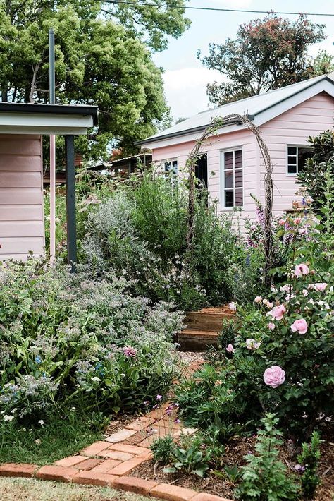 Country Garden Design, Small Courtyard Gardens, Flowers And Greenery, Pink Cottage, Cottage Garden Design, Australian Garden, Garden Arbor, Classic Garden, Pink House