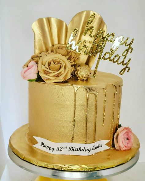 Looking for a special golden birthday cake for your child's birthday party? Everyone knows that kids love cake. There's no birthday celebration withou... Essen, Gold Cakes, Birthday Cake Recipes, Golden Birthday Cakes, Number Birthday Cakes, Twin Birthday Cakes, Golden Birthday Parties, Elaborate Cakes, Party Pic