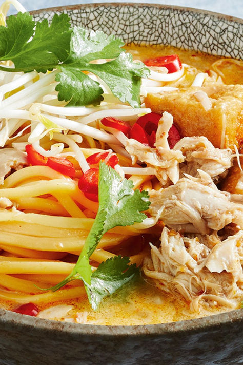 Treat your family to authentic asian flavours with this soul warming chicken laksa. Chicken Laksa, Laksa Recipe, Curry Laksa, Mary Berry Recipe, Fried Shallots, Favorite Chicken, Bean Sprouts, Asian Flavors, Rice Noodles