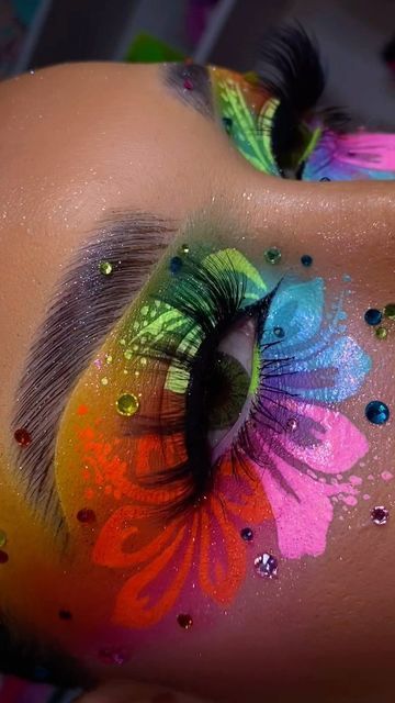 Alexandra S Siderman on Instagram: "🌺🌈✨ HIBISCUS PUNCH✨🌈🌺 POV you see me at the grocery store in this look. Tropical hibiscus fantasy has me ready for spring already 🌸 inspired by the queen @juliaproencamakeup 🩷 ✨ SPARKLE @bellabeautebar Pigments (Sunset Rose, Blue Star, Archangel, Green Wizard) *USE CODE “Lexilalamakeup” FOR 💰 OFF* ✨ 🌺 @rudecosmetics Mentos Palette & Splashy Liner (Rayon) 🌈 @bellabeautebar X @brittanyhuffman_ @elliestarr_makeup Best Mattes Palette *USE CODE “Lexilalamakeup” FOR 💰 OFF ✨ @blendbunnycosmetics Lure Palette 🌺 @sugarpill Shadow (Buttercupcake) 🌈 @citycolorcosmetics Canvas Base (Sky) ✨ @plouise_makeup_academy Paint (Limelite & Ibiza) 🌺 @officialbloodlinebeauty Brighten Your Soul Palette 🌈 @chaoticcosmetics Pastel Hazard Palette ✨ @lillylashes Lashe Moana Eye Makeup, Two Tone Makeup, Hawaii Makeup Look, Hawaiian Makeup Look, Hibiscus Makeup, Tropical Makeup Look, Sunset Makeup Looks, Tropical Eyeshadow, Hibiscus Punch