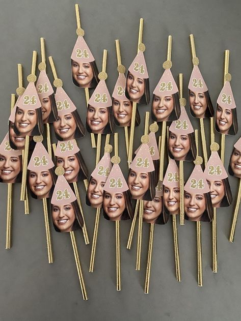 Happy Birthday Office Decorations, 17. Geburtstag, 30th Birthday Ideas For Women, 30th Birthday Themes, 21st Bday Ideas, Gold Straws, Rose Gold And Gold, 30th Bday, Party Straws