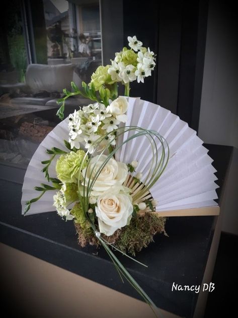 Fan Bouquet, Pretty Gift Wrapping Ideas, Contemporary Flower Arrangements, Graduation Party Centerpieces, Ikebana Arrangements, Flower Decorations Diy, Flower Box Gift, Creative Flower Arrangements, Arrangement Ideas