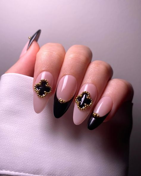 REAL Van Cleef on my nails 💰 —— #nailart #nails #vancleefarpels #vancleef #naildesign Van Cleef Nail Design, Van Cleef Nails, Rhinestone Nail Ideas, The Weeknd Ariana Grande, Weeknd Ariana Grande, Jasmine Nails, Nails With Rhinestones, Nail Hacks, Special Nails