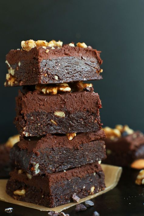 20-minute Raw Vegan Brownies that are insanely moist and rich! Topped with a Coconut Oil Vegan Chocolate Ganache Frosting! #vegan #glutenfree #minimalistbaker Vegan Brownie Recipe, Pumpkin Roll Recipe Easy, Raw Vegan Brownies, Vegan Chocolate Ganache, Taco Tortilla, Mediterranean Desserts, Pumpkin Rolls Recipe, Cookie Dough Cake, Chocolate Ganache Frosting