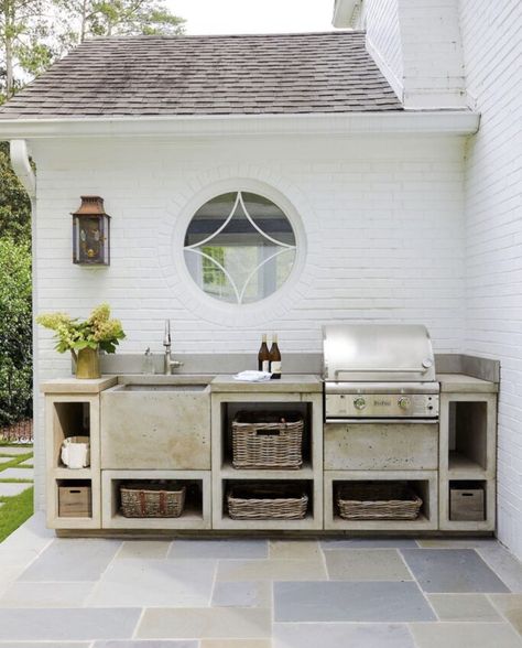 Simple Outdoor Kitchen, Small Outdoor Kitchens, Outdoor Bbq Area, Kitchen Ikea, Outdoor Sinks, Built In Bbq, Backyard Kitchen, Patio Kitchen, Bbq Kitchen