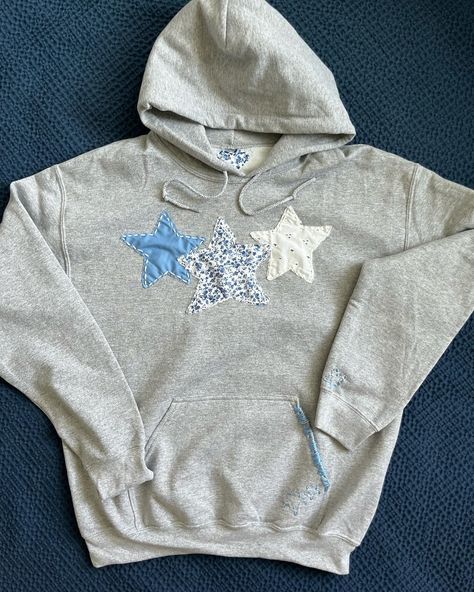 Patchwork Hoodie Tutorial, Stitch Work Hoodie, How Lucky Are We Sweatshirt Diy, Diy Star Sweatshirt, Diy Patch Sweatshirt Ideas, Stitched Hoodie Ideas, Hoodie Patches Diy, Patchwork Embroidery Hoodie, Star Hoodie Diy